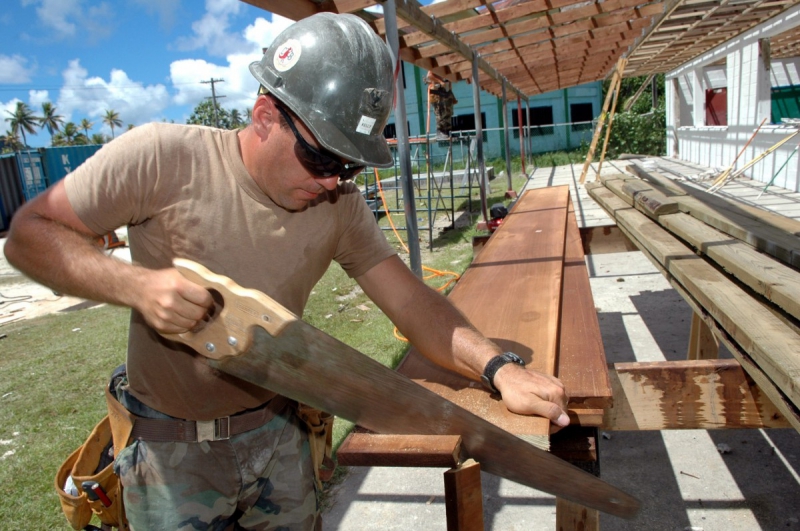 charpentier-LA VALETTE DU VAR-min_worker_construction_building_carpenter_male_job_build_helmet-893290